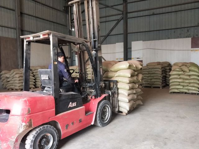 廠區環境之裝車忙碌中